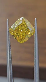 IGI 1.67CT SQUARE CUSHION FANCY VIVID YELLOW VVS2