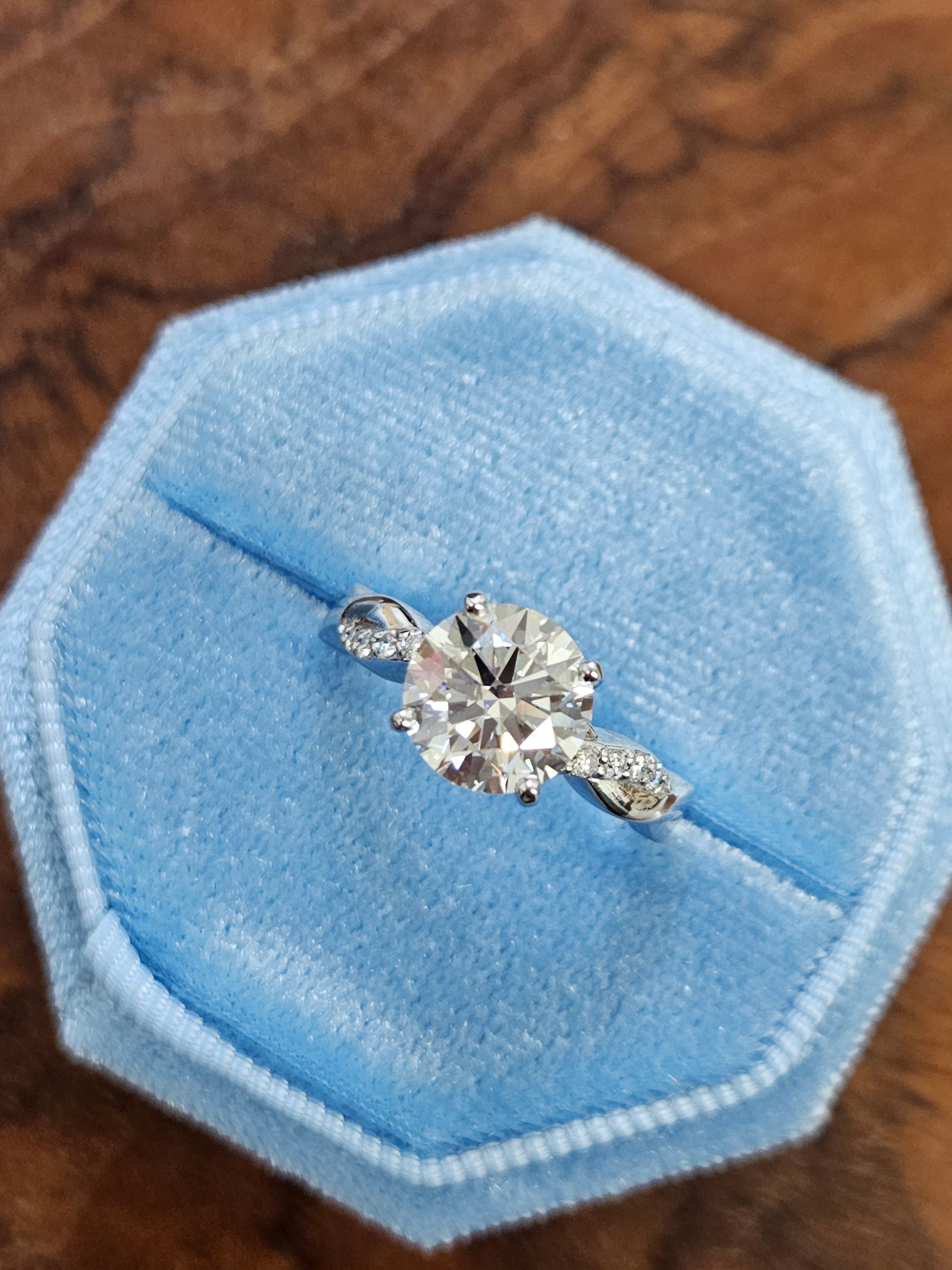 IGI certified 2.28 ct E VS1 Lab Twisted Platinum Engagement Ring