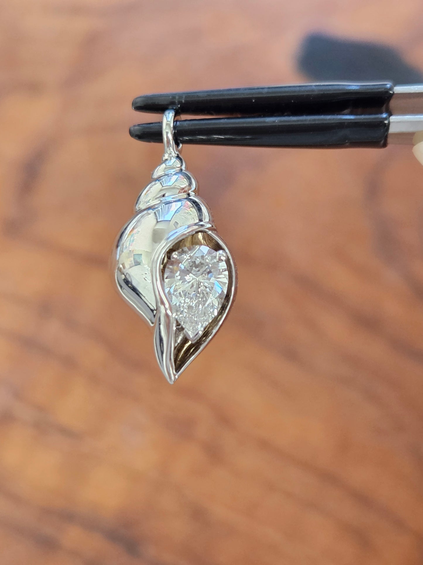 0.50+ ct Rose or White
gold shell pendant with a
pear-shaped lab diamond