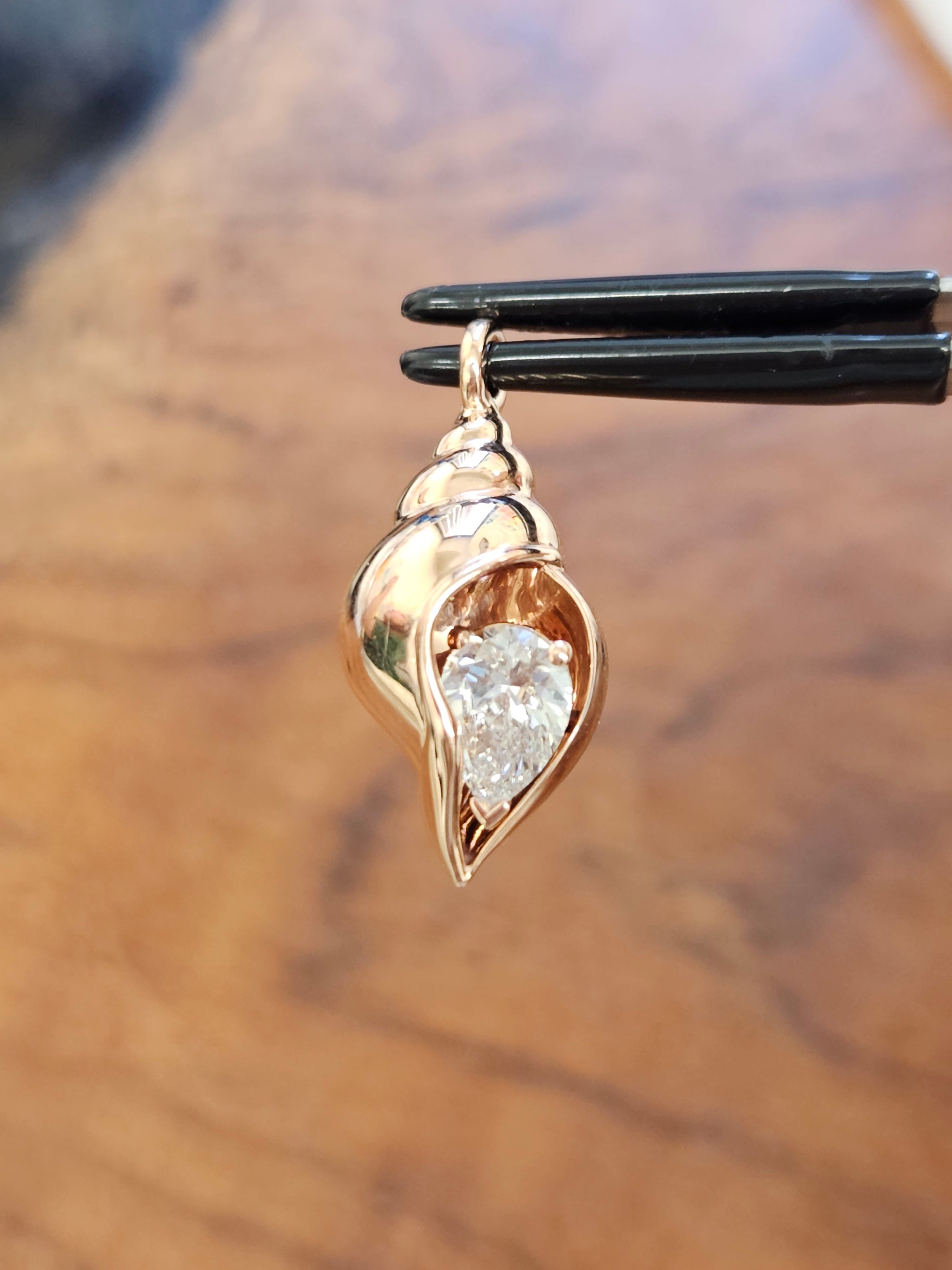 0.50+ ct Rose or White
gold shell pendant with a
pear-shaped lab diamond